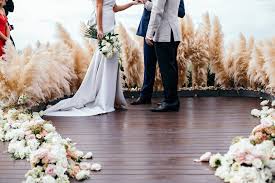 September wedding flowers should symbolize the change of season and birth of marriage. Is This Wedding Flower Trend A Friend Or Foe Hooray Mag