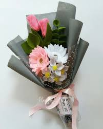 Buket bunga wisuda sudah jadi! Buket Bunga On Stylevore