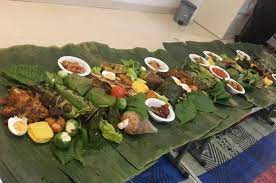 Majapahit, gajahmada, hayamwuruk ternyata hayam wuruk berlari ke arah tumpukan daun pisang yang ada di atas tanah, kemudian ia merapatkan tangannya seperti sedang berdoa dan. Makan Bersama Di Atas Lembaran Lembaran Daun Pisang Ternyata Lebih Menyehatkan Semua Halaman Intisari