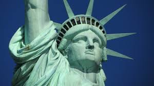 Hoewel de eerste beplakkingen verwijderd zijn, wordt de vrijheidsvlam nog steeds als officieus herdenkteken voor. 10 Weetjes Over Het Vrijheidsbeeld In New York Alletop10lijstjes