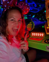 Amy Digby's Instagram, Twitter & Facebook