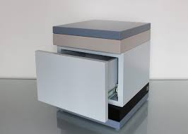 Achetez votre petit meuble à chaussures design sur novomeuble, le spécialiste du meuble un meuble à chaussures muni de 2 portes et 1 tiroir réhaussé d'un verre. Chevet Avec Tiroir Sur Mesure Mobilier Les Pieds Sur La Table