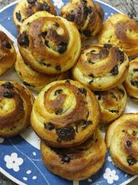 Petites Brioches A La Creme Patissiere Et Pepites De Chocolat Patissiere Petite Brioche Brioches