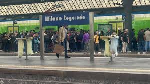 Rogoredo, nuovi disagi lungo la linea ferroviaria: persone sui binari, sono i tossicodipendenti che incontrano gli spacciatori