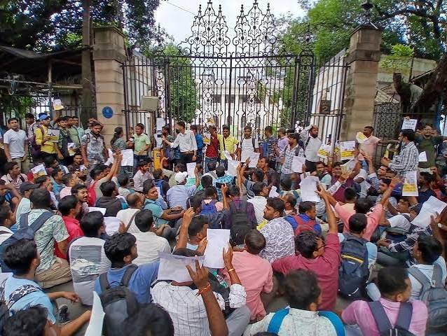 West Bengal schools recruitment: Aspiring teachers protest outside Assembly; clash with police - The Hindu