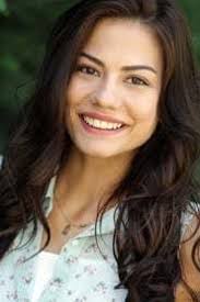Demet özdemir 26 şubat 1992'de 2'si kız 3 çocuklu bir ailenin en küçüğü olarak kocaeli'nin bir kasabasında dünyaya geldi. Demet Ozdemir On Mycast Fan Casting Your Favorite Stories