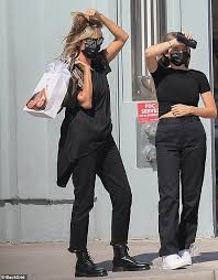 Лени решила пойти по стопам. Heidi Klum And Daughter Leni Wear Matching Black Ensembles With Face Masks As They Go Out Shopping Daily Mail Online