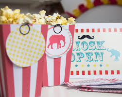 Lassen sie kein popcorn auf den boden fallen, auf diese weise erhalten sie die bestnote! Eintrittskarten Und Popcorntuten Selber Basteln Mit Gratis Download