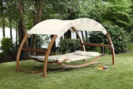 19 Relaxing Suspended Outdoor Beds That Will Transform Your Summer Terrassen Schaukel Schwebendes Bett Und Schwebebett