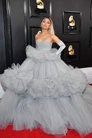 Ariana grande put a twist on her classic ponytail for the 2020 grammy awards. Ariana Grande Verlobt Gala De