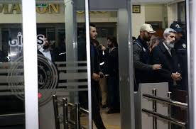 Alparslan kuytul'un eşi semra kuytul, 9 ay önce düzenlenen operasyonla gözaltına alınan ve bir polis evde alparslan hoca'ya yere yatmasını söyledi. Furkan Vakfi Baskani Alparslan Kuytul Tutuklandi A Haber Son Dakika Gundem Haberleri
