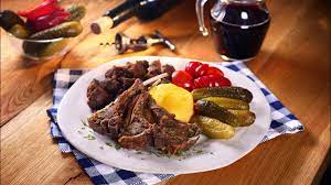 Pastramă la ceaun, dat betekent zo ongeveer pastrami uit de ketel: Berbecut La Ceaun Cu Mamaliga Youtube