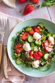 Salade De Roquette Fraises Concombre Et Billes De Labne Cuisinons En Couleurs Salade Roquette Salade Recettes De Cuisine