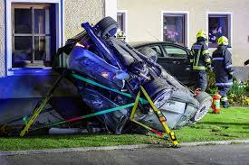 Auto bei schwerem Verkehrsunfall in Heiligenberg gegen abgestellten PKW und Gebäude überschlagen