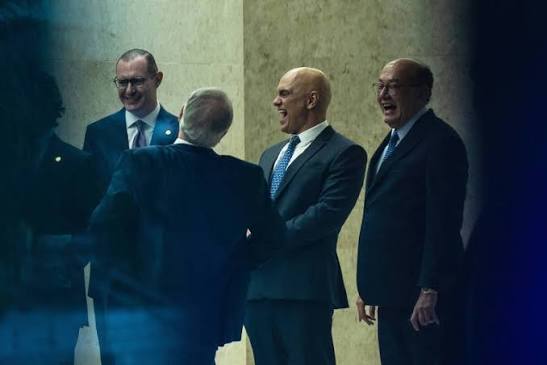 Moraes manda prender Eduardo Bolsonaro e cancela passaportes a 17 dias do segundo turno