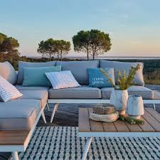 Aménagement de salon de jardin en gris. Un Salon De Jardin Contemporain