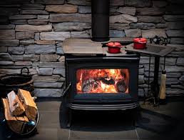 Le stufe a legna utilizzano un combustibile rinnovabile che rispetta gli equilibri dell'ambiante naturale e produce come scarto anidride carbonica e le stufe a legna sono molto semplici per questo la manutenzione è minima. Stufe A Legna E Caminetti Con Lunga Autonomia