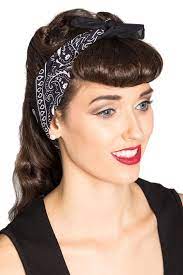rockabilly frisur mit tuch gewellte mittellange haare mit pony roter lippenstift und schwarzer ey rockabilly frisur bandana binden mittellanges haar mit pony