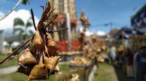 Lebaran ketupat atau yang dikenal dengan istilah lain syawalan sudah menjadi tradisi masyarakat. Tradisi Hari Raya Kecil Lebaran Ketupat Di Sulbar Washilah