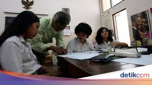 Dalam bidang pendidikan, banyak usaha yang dilakukan untuk kegiatan yang sifatnya pembaruan atau inovasi pendidikan. Potret Pendidikan Indonesia Di Tengah Perkembangan Teknologi