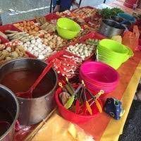 Tempat ini sangat popular untuk menikmati kuey teow goreng dan juga nasi lemak ayam goreng! Pasar Malam Wangsa Maju Wardieburn Camp Jalan 3 27a