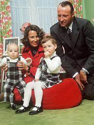 Jeg er så spent at jeg holder på å dåne, forteller sofina kristine (11) som bærer på en grønn perm med hilsener og. Kong Harald Jeg Tror Ikke Bornene Helt Har Tilgivet Os Endnu Billed Bladet