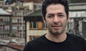 Küçük yaşlarından itibaren eğitim hayatında son derece başarılı olan ve ailesinin de her anlamda desteğini arkasına almayı. Sevilen Oyuncu Mert Firat O Sistem Bir Gun Kurulacak Baska Caresi Yok