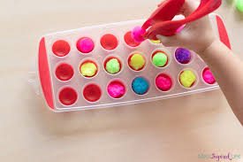 Here is a collection of 40 fine motor skills activities for young children that are easy to set up and promote a whole range of basic learning skills. Favorite Fine Motor Activities For Preschoolers