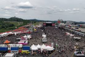 Neben interviews und anderen beiträgen, steht die übertragung einiger konzerte im vordergrund. Rock Am Ring Guide Tips You Need For Germany S Best Rock Festival