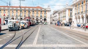 Als eerste kennismaking met de stad waarin we vijf dagen zullen verblijven, gaan we gedeeltelijk met de tram, maar voornamelijk wandelend, drie stadswijken verkennen en vergelijken. Wat Te Doen In Lissabon 10x Bezienswaardigheden Kim Around The World