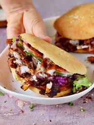 Leckerer Veganer Doner Hergestellt Aus Marinierter Jackfruit Serviert Als Kebab Sandwich Mit Salat Gemuse Und Eine Doner Rezept Kebab Rezepte Schawarma Rezept