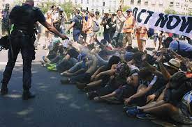 Les forces de l'ordre retirent leurs casques lors d'une manifestation. Du Gaz Lacrymogene Dans Les Yeux La Reponse De L Etat Aux Defenseurs Du Climat