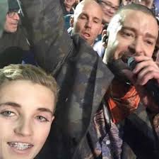 The following 47 files are in this category, out of 47 total. Handyschauen Statt Popstar Selfie Kid Wird Zum Super Bowl Meme Webmix Derstandard De Web
