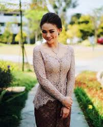 Model kebaya pengantin yang satu ini memiliki keunikan model kerah berbentuk v neck kancing depan dengan motif payet berwarna navy yang sangat cantik membuat tampilan baju tampak anggun dan elegan. 50 Model Kebaya Pengantin Modern Dan Tradsional Terlengkap