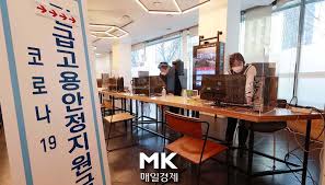 세종=뉴시스 위용성 기자 = 홍남기 경제부총리 겸 기획재정부 장관은 6일 3차 재난지원금과 관련, 주요 현금지원사업, 즉 소상공인 버팀목자금과 긴급고용안정지원금의 경우 기(旣) 수혜자는 당장 오늘 공고하고 11일부터 지급 개시해 설 명절 전까지 90%가 지급되도록 총력을 다할 것이라고 밝혔다. O3byauedlbi2pm
