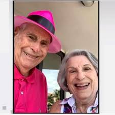 Miami RECIBEN LLAMADAS DE TELÉFONO DE FAMILIARES DESAPARECIDOS EN CHAMPLAIN  TOWERS Jake Samuelson dijo a WPLG que su familia ha recibido 16 llamadas  desde el teléfono del apartamento de sus abuelos Arnie