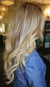 Wavy Hairstyle With Blonde Highlights Blonde Hair Looks Hair Styles Beautiful Hair Color