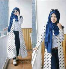 Padukan atasan warna dasar putih polkadot dengan celana panjang putih garis hitam seperti ini. 7 Ide Hijab Fashion Cantik Dengan Motif Polkadot Vemale Com Line Today