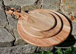 Planche A Decouper Ou A Servir En Bois D Acacia Forme Ronde 3 Tailles Au Choix Les Sculpteurs Du Lac Plancher Bois Planche A Decouper Bois Plancher