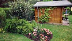 Gestaltungsidee Fur Den Garten Mit Rankgittern Am Holzgartenhaus Bepflanztes Beet Mit Rosen In 2020 Holzgartenhaus Gartenhaus Rankgitter