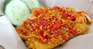 Pada sambal yang digunakan ditambah kacang mede hingga membuatnya semakin gurih dan enak. How To Make Geprek Chicken Sauce Bagaimana Cara Membuat Sambal Ayam Geprek Recipe Indonesian Food