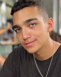 עידן אלכסנדר הוא חייל בודד מארה״ב שעזב הכל בגיל 18 כדי להתגייס לצה״ל ולהיות  הכי קרבי שיש