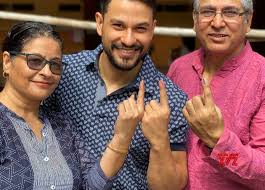 Mumbai Maharashtra Polls Kunal Khemu Casts Vote Gallery Social News Xyz Indian Movies Mumbai Maharashtra It Cast