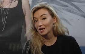 Zobacz, co martyna wojciechowska (whoismartyna) odkrył(a) na pintereście — największej na świecie kolekcji pomysłów. Martyna Wojciechowska Odslonila Biust Poruszajaca Sesja Topless Onpress