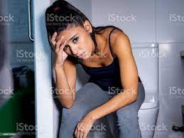 Schone Latin Frau Sitzen Im Bad An Bulimie Magersucht Gefuhl Verzweifelt Traurig Und In Essstorungen Und Krank Schwangerschaft Konzept Schuldig Stockfoto Und Mehr Bilder Von Alkoholisches Getrank Istock