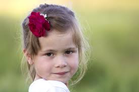 Mamá Y Su Pequeña Hija Con El Pelo Largo Caminando Juntas Tomándose De La  Mano En El Parque De Verano Imagen de archivo