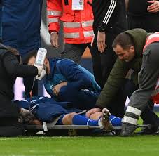 In einem denkwürdigen spiel trennen sich der fc augsburg und der fc schalke 04 2:2. Schalkes Mark Uth Verletzt Sich Gegen Den Fc Augsburg Schwer Welt