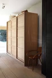 Kleiderschrank Aus Massivholz Holt Die Natur Ins Schlafzimmer Kleiderschrank Aus Massivho Kleiderschrank Holz Kleiderschrank Massivholz Schlafzimmer Schrank