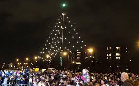 Vooral in de decembermaand is het aan te raden om een bezoekje te brengen aan de stad ijsselstein. Persbericht Alles Op Alles Om Grootste Kerstboom Weer Te Laten Stralen De Grootste Kerstboom