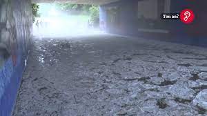 Welche schäden gemeldet wurden, fassen wir hier zusammen. Schwere Unwetter Mit Starkregen Hagel Gewitter Bombardieren Bayern Video Wetter De